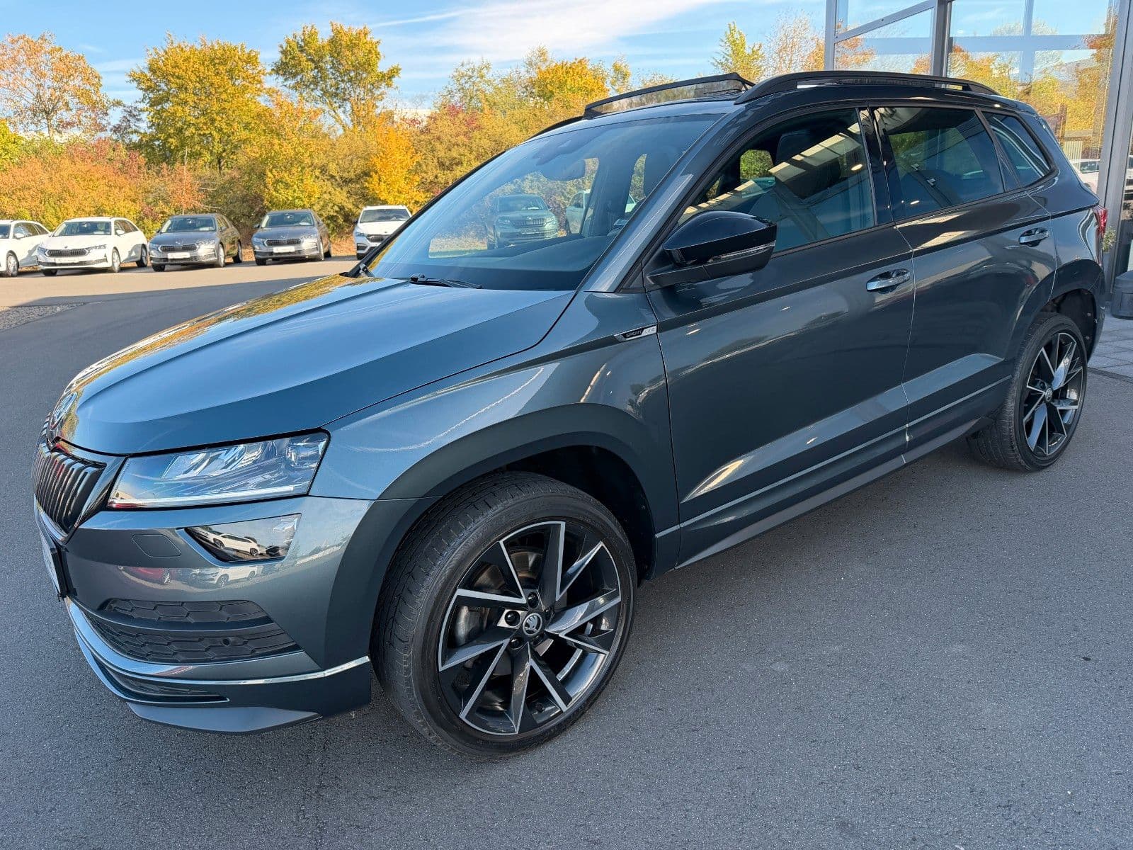 SKODA Karoq 2,0TSi Sportline 4x4 Pano Teilleder 19"Can – Ansicht 1