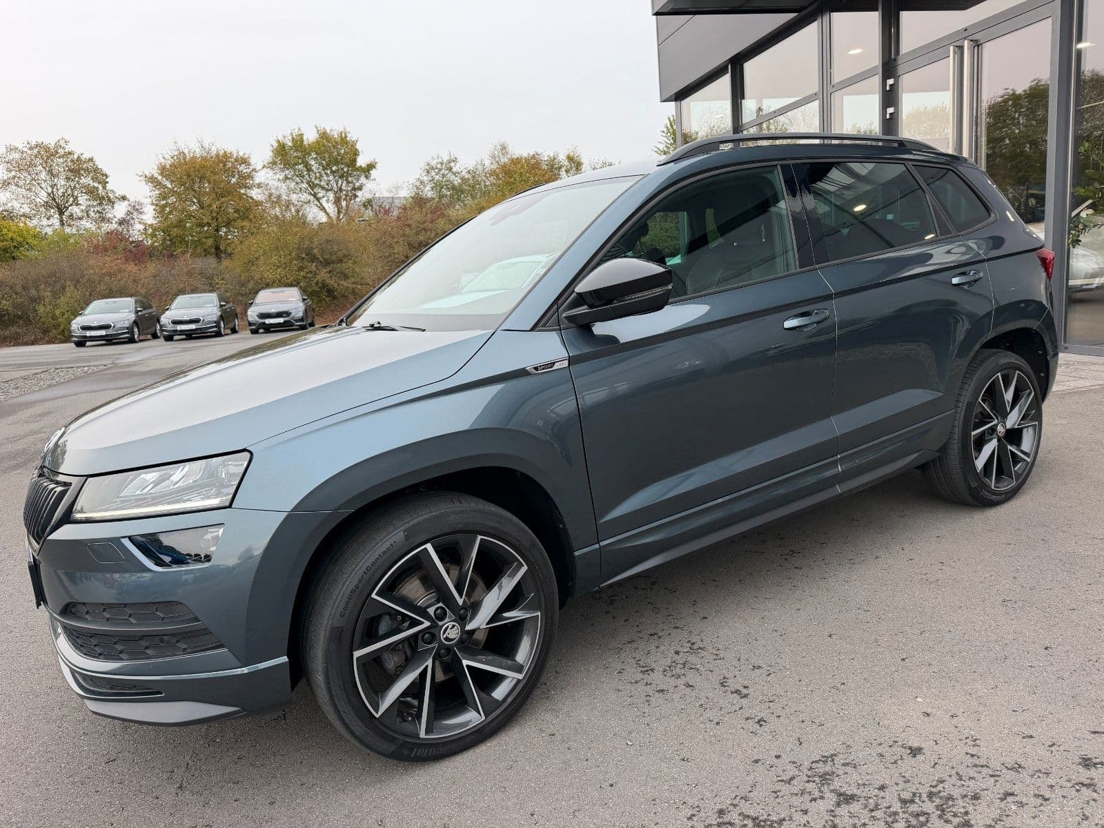 SKODA Karoq 2,0TDi Sportline 4x4 Leder AHK Standhz ACC – Ansicht 1