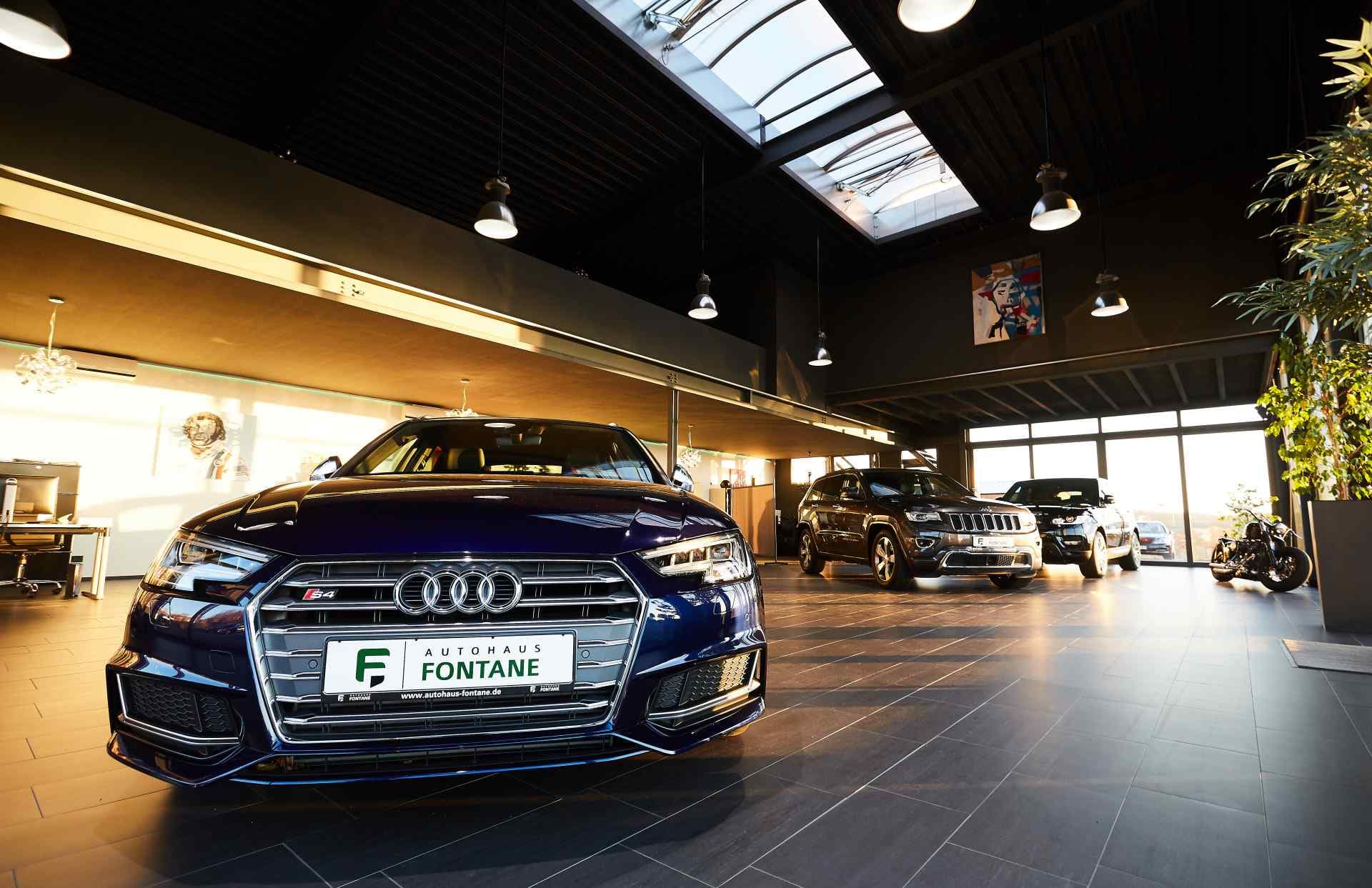 Der Ausstellungsraum des Autohauses Fontane mit einem Audi im Vordergrund