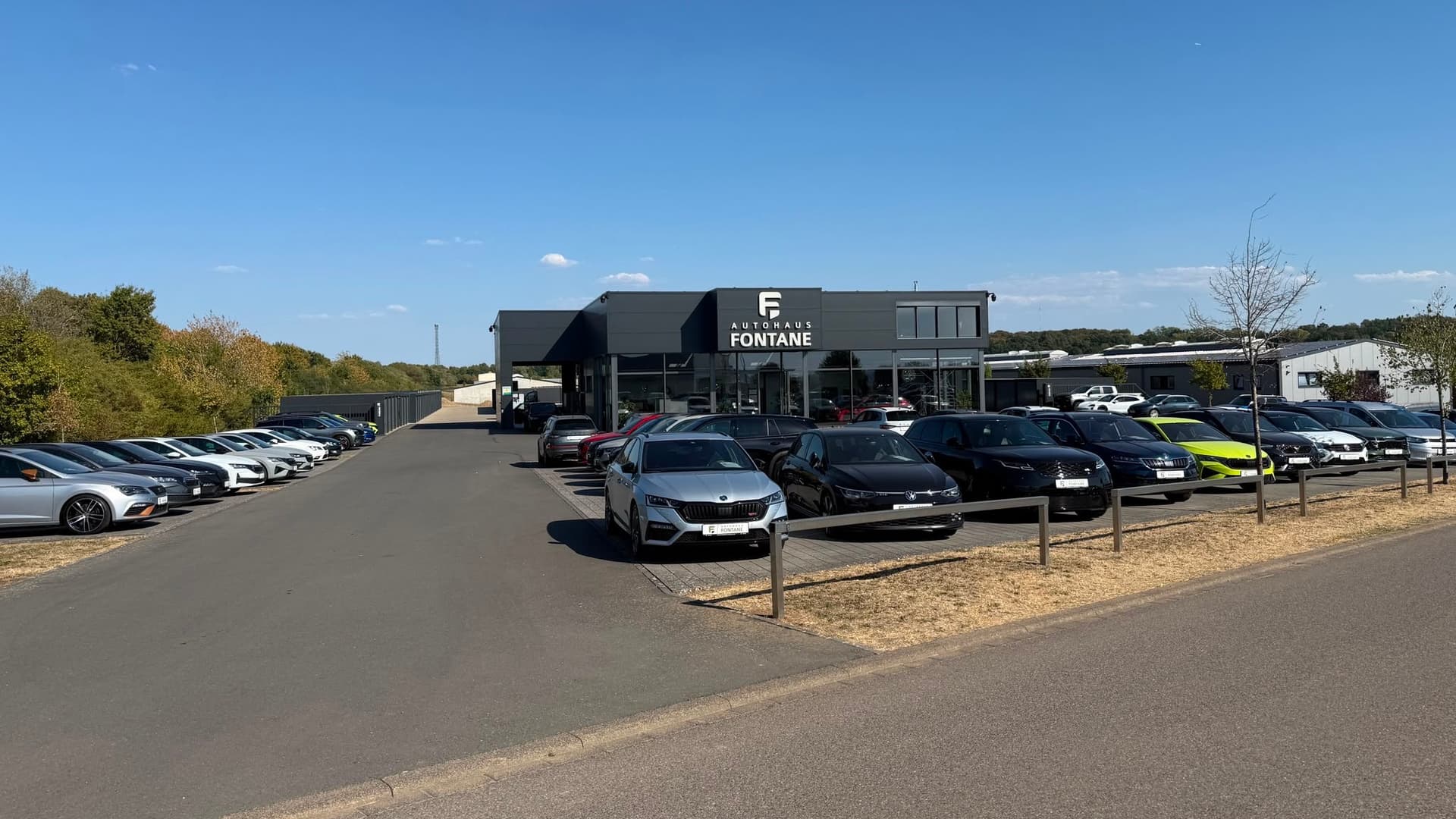 Der Hof des Autohauses Fontane in der Daimlerstraße in Bitburg