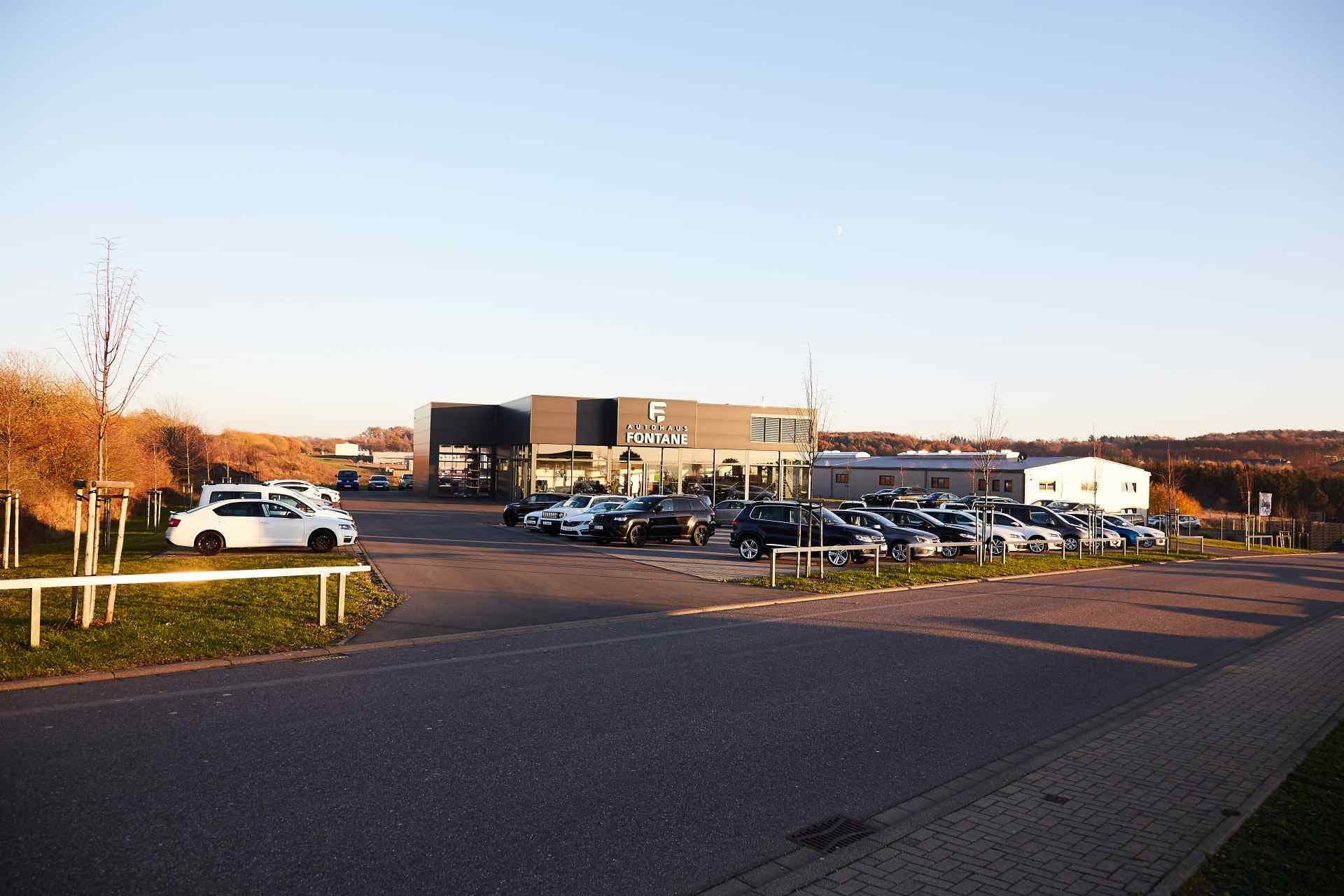 Das Autohaus Fontane von der Daimlerstraße aus, mit dem gesamten Hof