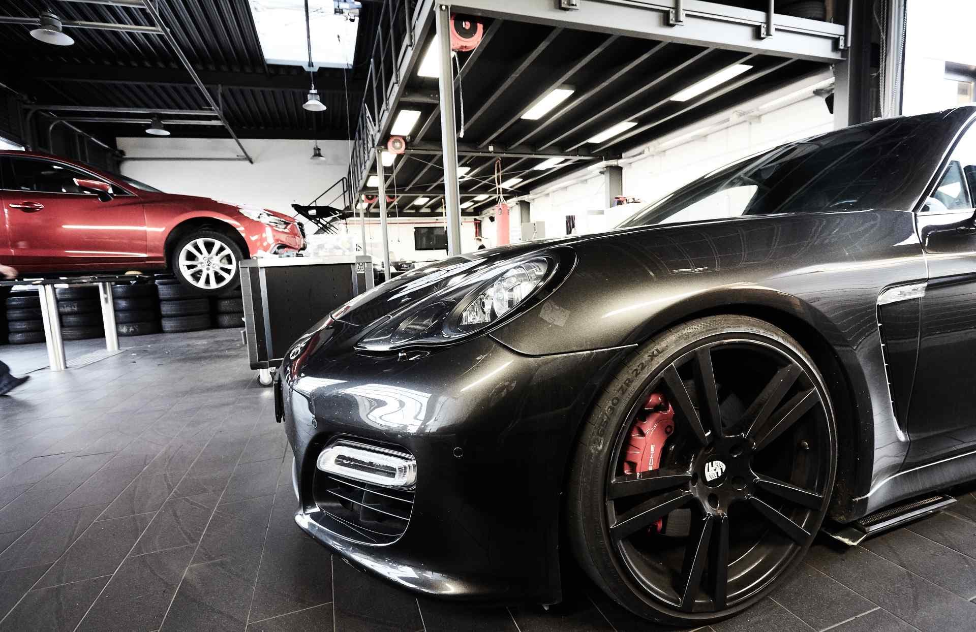 Ein Fahrzeug in der Werkstatthalle des Autohauses Fontane