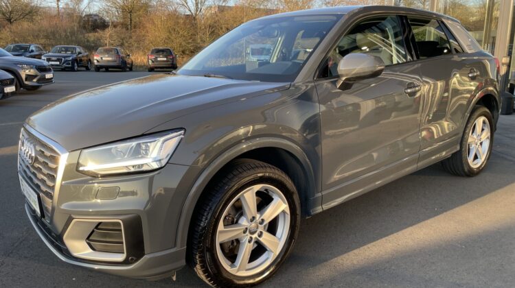 Q2 40 TFSI quattro sport LED Navi DSG Kamera SHZ