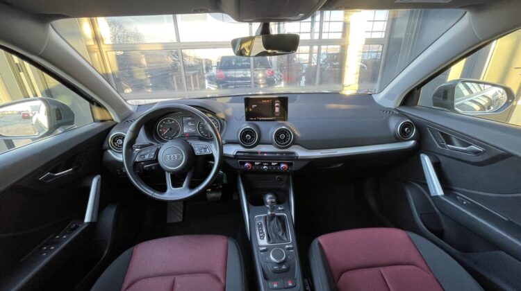 Q2 40 TFSI quattro sport LED Navi DSG Kamera SHZ