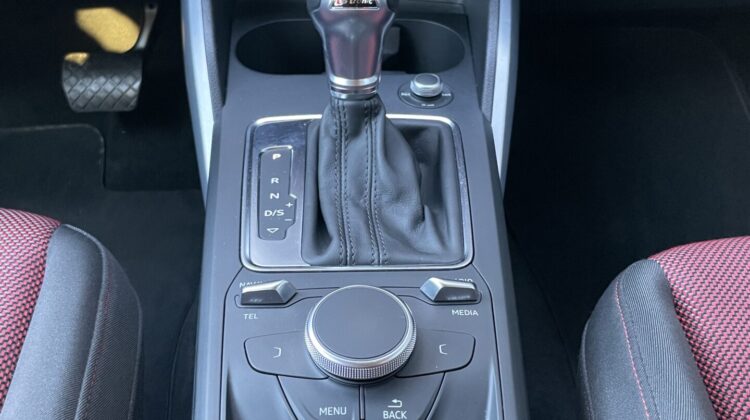 Q2 40 TFSI quattro sport LED Navi DSG Kamera SHZ