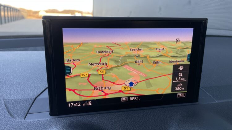 Q2 40 TFSI quattro sport LED Navi DSG Kamera SHZ