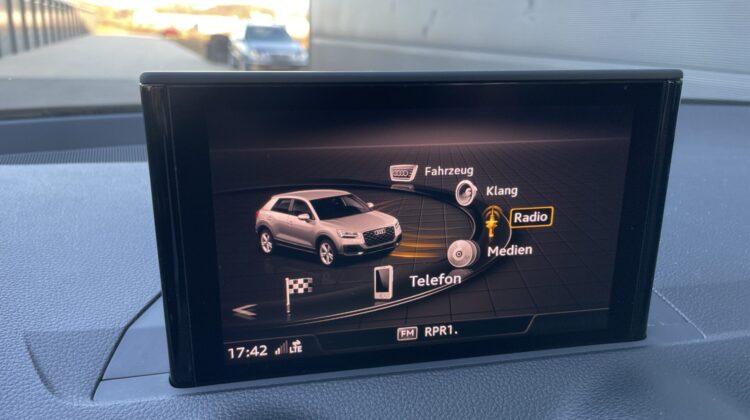 Q2 40 TFSI quattro sport LED Navi DSG Kamera SHZ