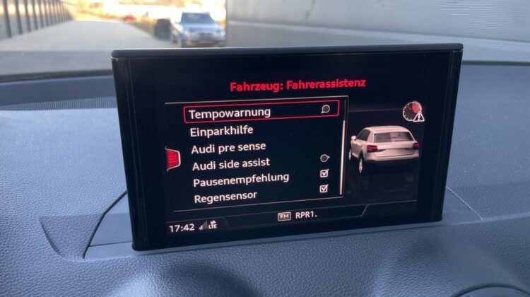 Q2 40 TFSI quattro sport LED Navi DSG Kamera SHZ