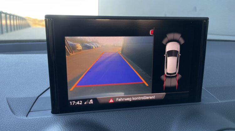 Q2 40 TFSI quattro sport LED Navi DSG Kamera SHZ