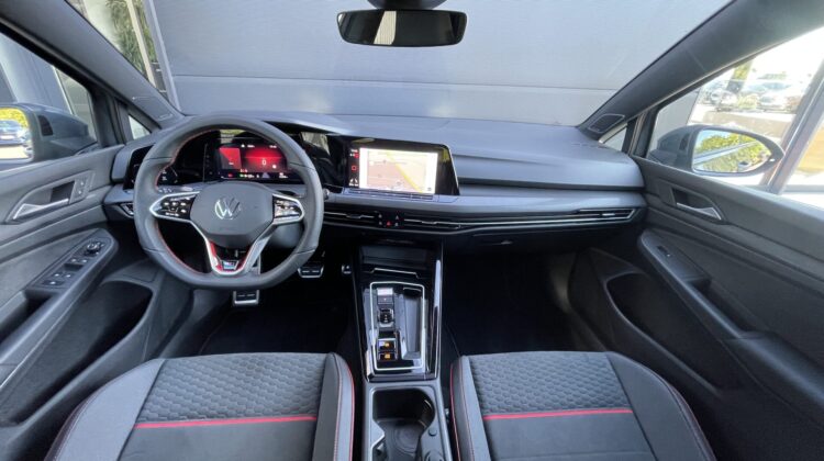 Golf VIII GTI Clubsport Akrapovic IQ-Light Pano