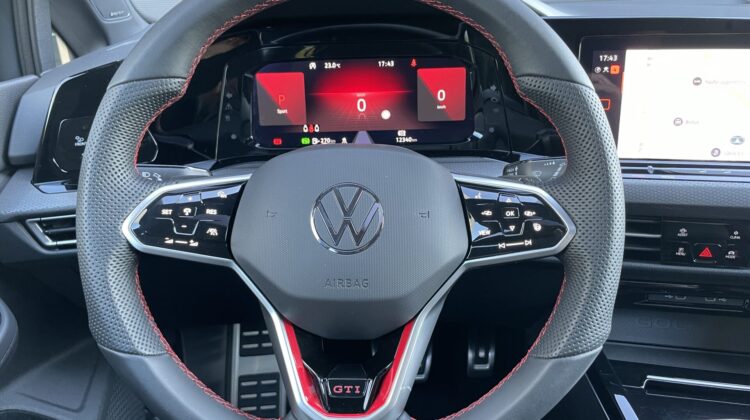 Golf VIII GTI Clubsport Akrapovic IQ-Light Pano