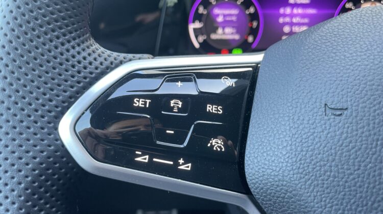 Golf VIII Lim. R-Line eTSI Kamera Keyless ACC