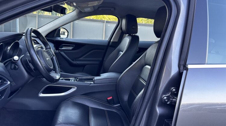 F-PACE AWD LEDER Navi AHK Kamera PDC