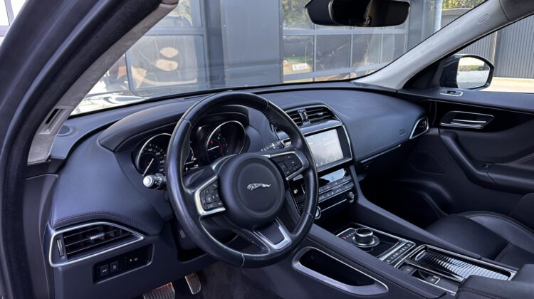 F-PACE AWD LEDER Navi AHK Kamera PDC