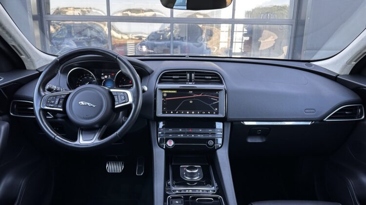 F-PACE AWD LEDER Navi AHK Kamera PDC