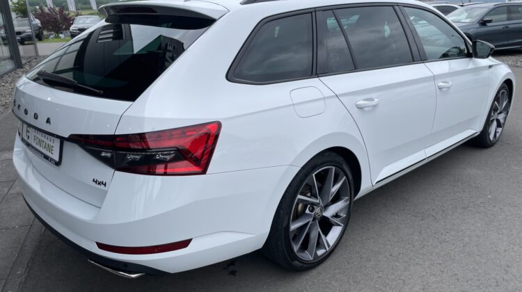 Superb Combi 2,0TSi Sportline 4×4 19″Columbus