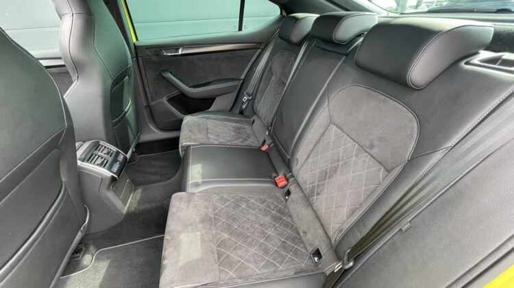 Superb Lim. Sportline 4×4 19″Pano AHK Canton
