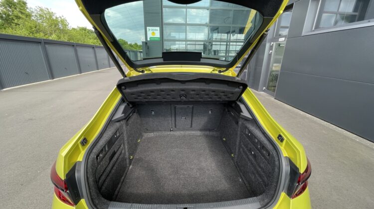 Superb Lim. Sportline 4×4 19″Pano AHK Canton