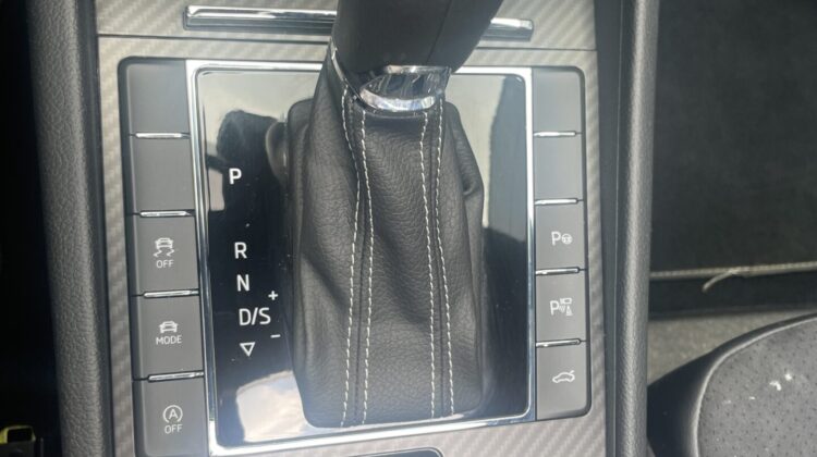 Superb Lim. Sportline 4×4 19″Pano AHK Canton