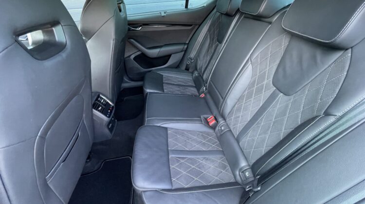 Octavia Limousine 2,0TSi RS Leder HUD AHK DCC