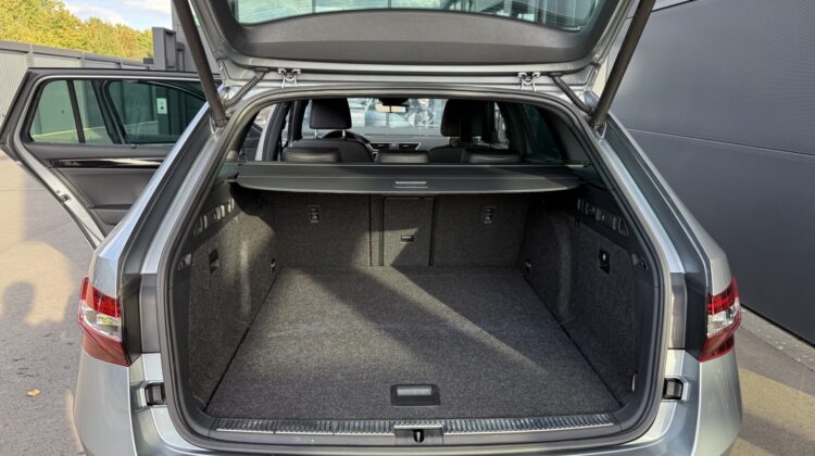 Superb Combi L&K 4×4 Pano 19″ AHK Canton Massage