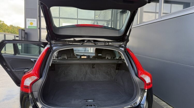 V60 Cross Country Navi Kamera Xenon