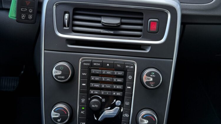 V60 Cross Country Navi Kamera Xenon