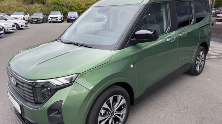 Tourneo Courier A/T Titanium Carplay AHK PDC
