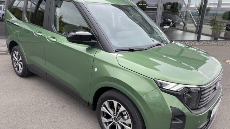 Tourneo Courier A/T Titanium Carplay AHK PDC