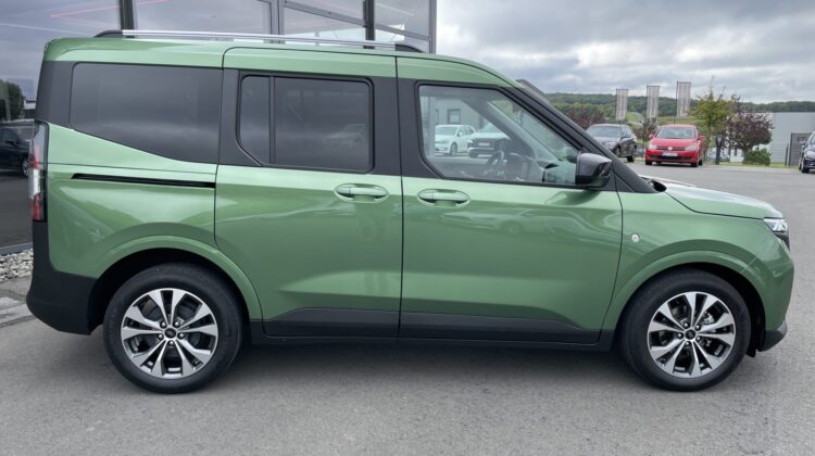 Tourneo Courier A/T Titanium Carplay AHK PDC