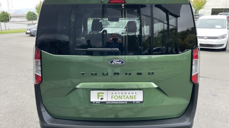 Tourneo Courier A/T Titanium Carplay AHK PDC