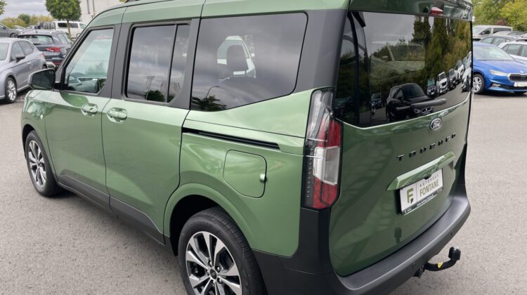 Tourneo Courier A/T Titanium Carplay AHK PDC