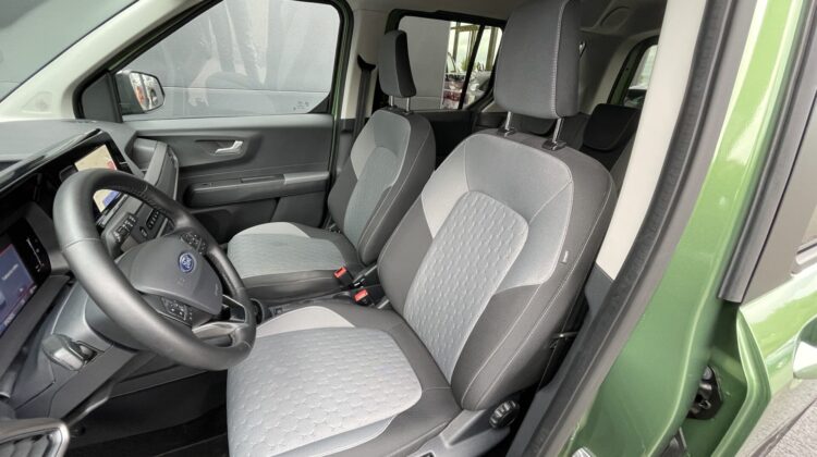 Tourneo Courier A/T Titanium Carplay AHK PDC