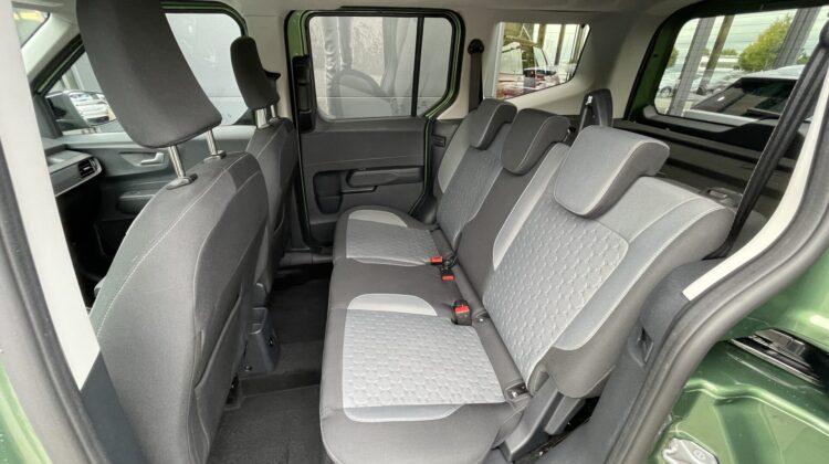 Tourneo Courier A/T Titanium Carplay AHK PDC