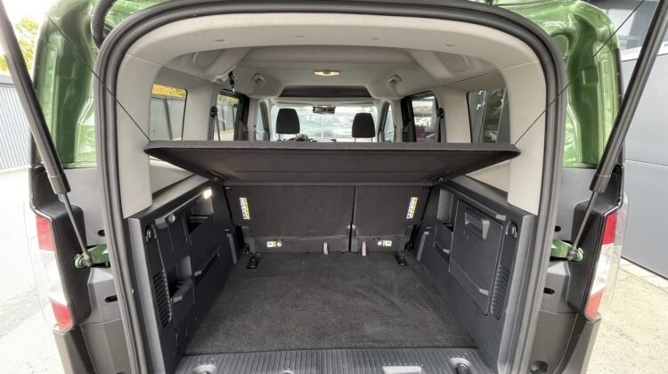 Tourneo Courier A/T Titanium Carplay AHK PDC