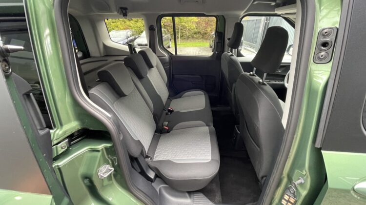 Tourneo Courier A/T Titanium Carplay AHK PDC