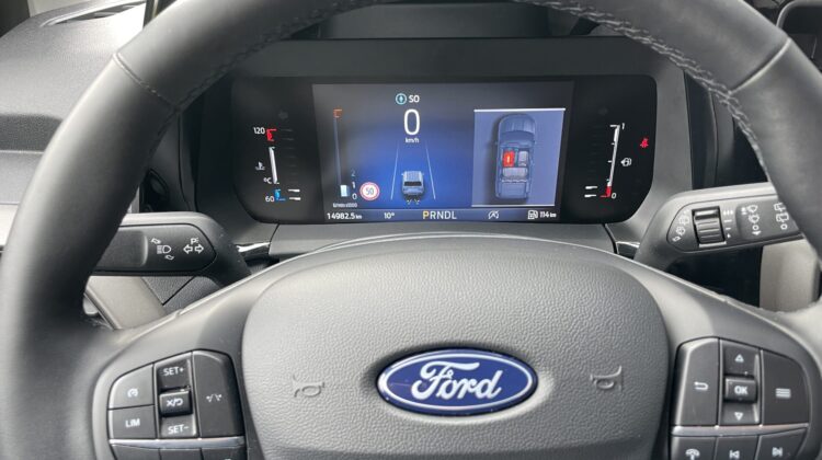 Tourneo Courier A/T Titanium Carplay AHK PDC
