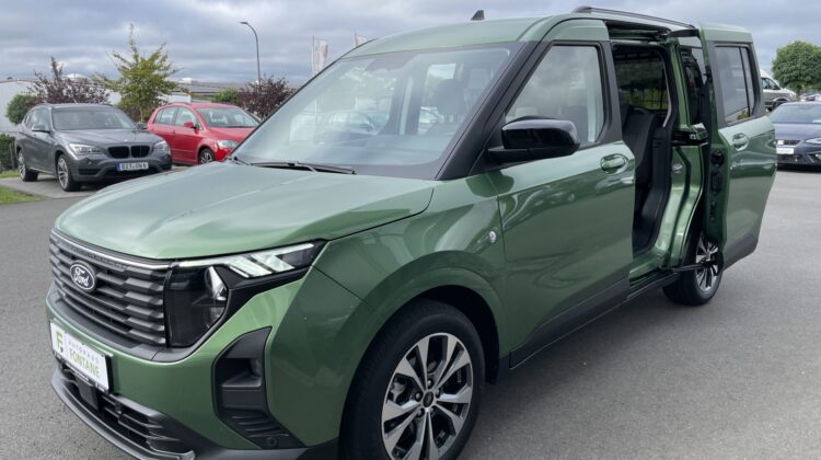 Tourneo Courier A/T Titanium Carplay AHK PDC