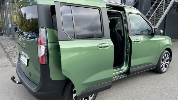 Tourneo Courier A/T Titanium Carplay AHK PDC