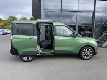 Tourneo Courier A/T Titanium Carplay AHK PDC