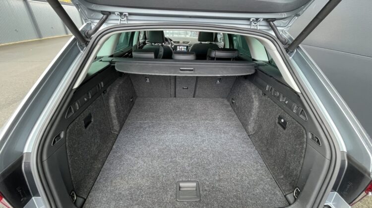Superb Combi 2,0TSi L&K 4×4 Pano Canton AHK ACC
