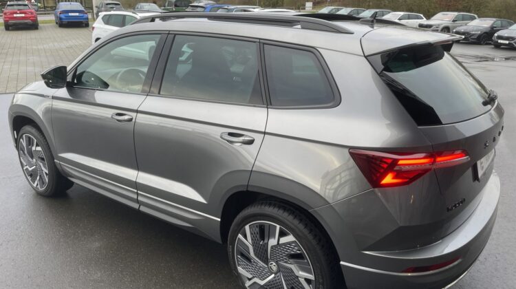 Karoq 2,0TSi DSG Sportline 4×4 Pano 19″ACC Navi