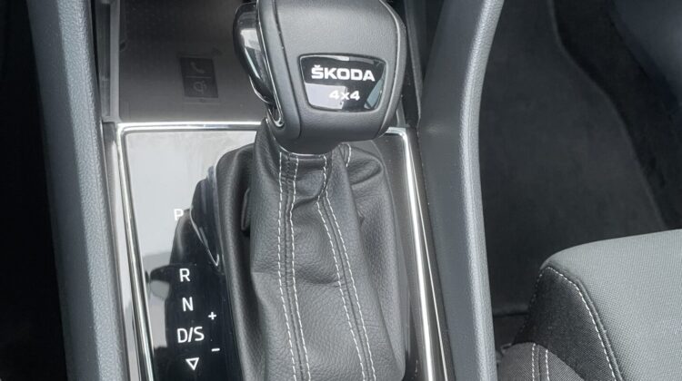 Karoq 2,0TSi DSG Sportline 4×4 Pano 19″ACC Navi