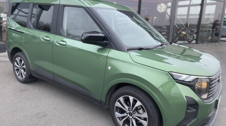 Tourneo Courier Automat Titanium Carplay AHK PDC