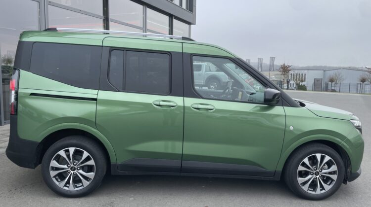 Tourneo Courier Automat Titanium Carplay AHK PDC