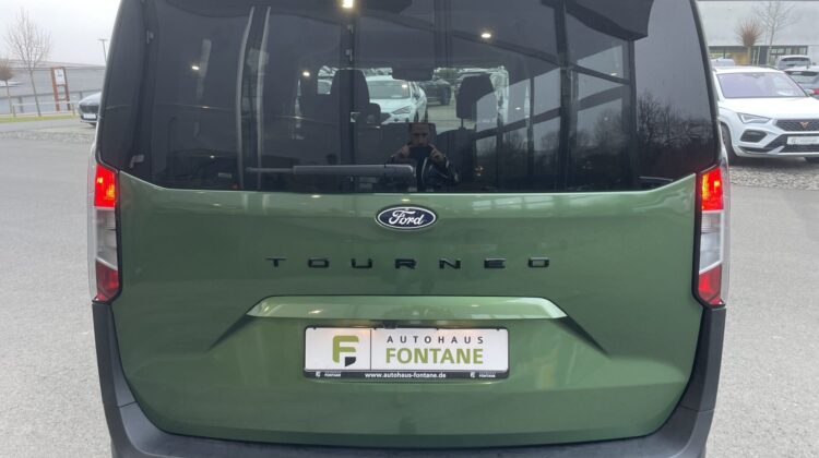 Tourneo Courier Automat Titanium Carplay AHK PDC