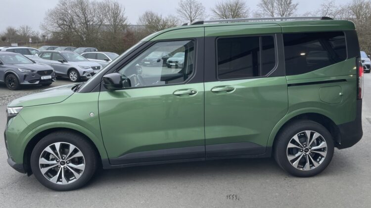 Tourneo Courier Automat Titanium Carplay AHK PDC