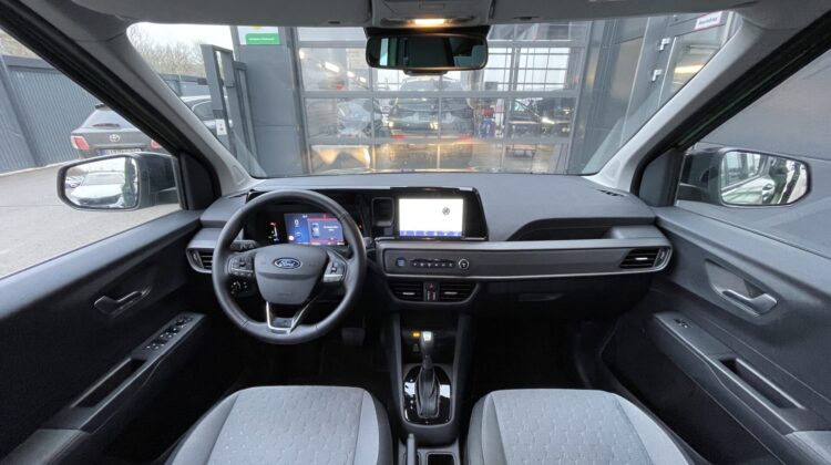 Tourneo Courier Automat Titanium Carplay AHK PDC