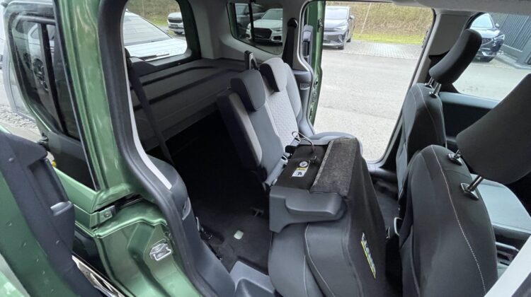 Tourneo Courier Automat Titanium Carplay AHK PDC