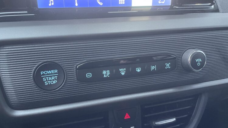 Tourneo Courier Automat Titanium Carplay AHK PDC